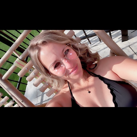 Meet your Posher, Rebecca - Picture 1 of 1